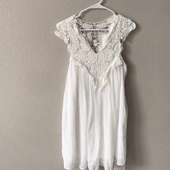 Lace tunic. Flowy and cute with leggings - Picture 1 of 3